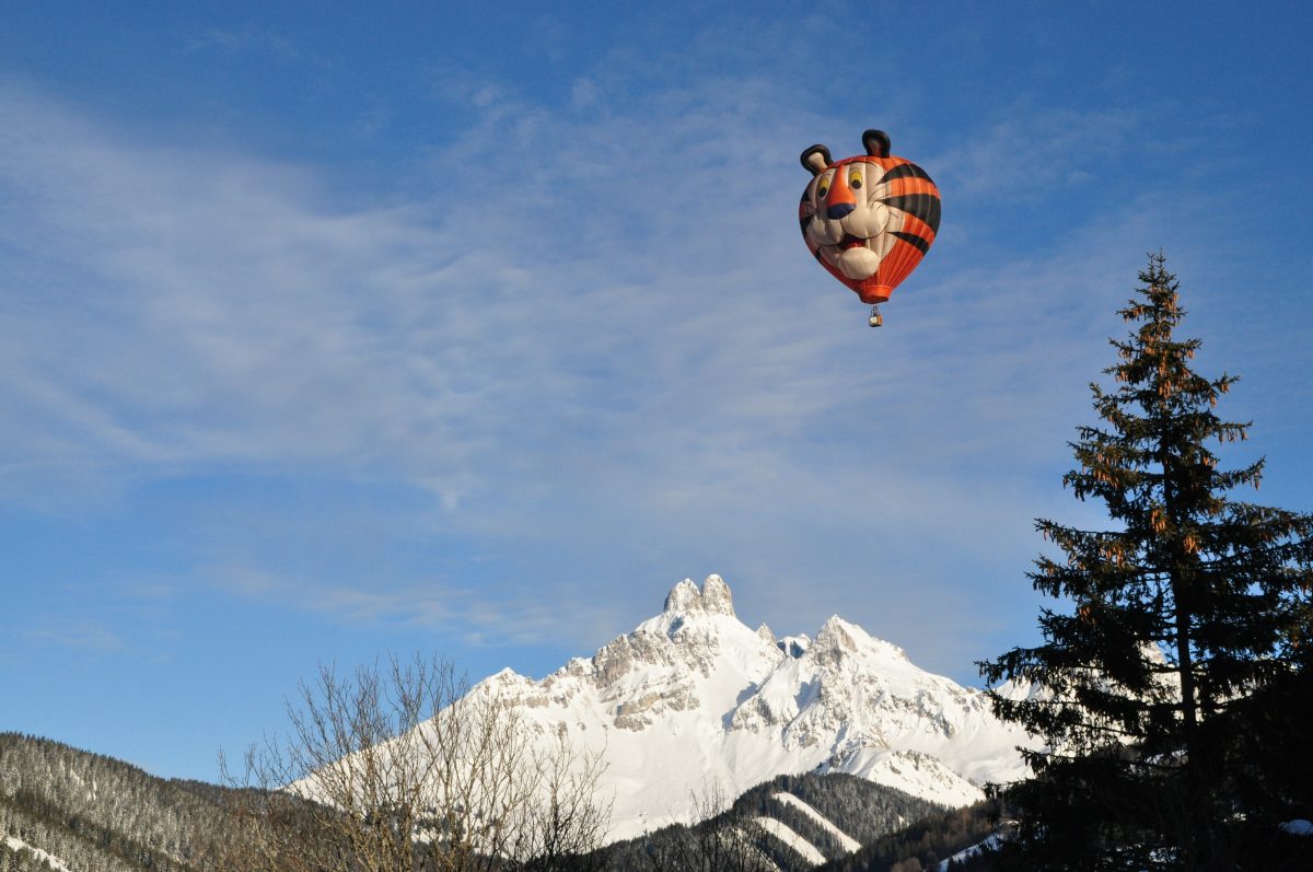 Heißluftballon in Form eines Comic-Tigers im Himmel über Filzmoos
