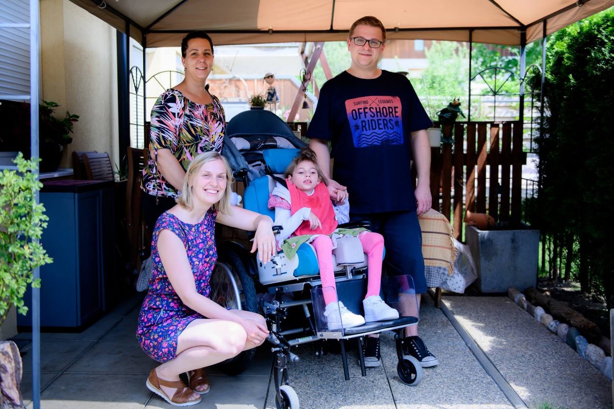 Emelie und ihre Familie mit Katharina Theißig auf der Terrasse.