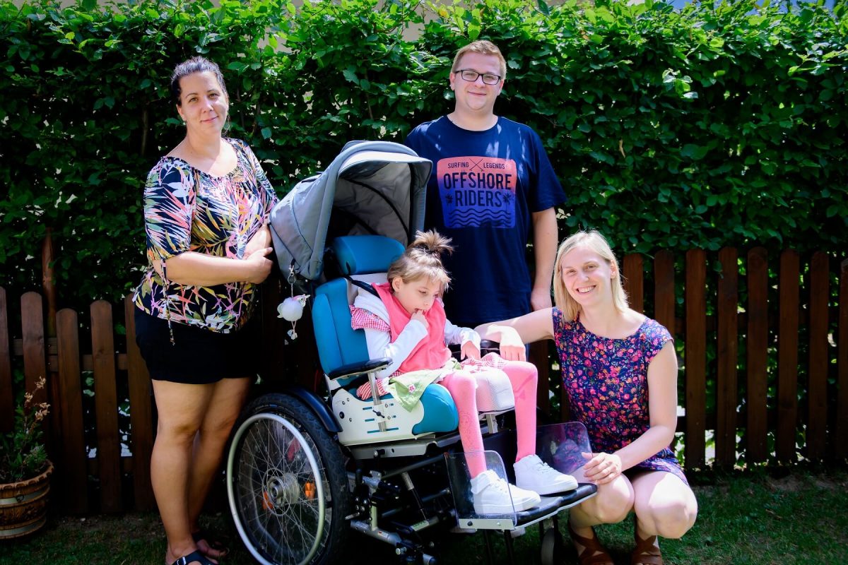 Emelie mit ihrer Familie und Katharina Theißig im Garten.