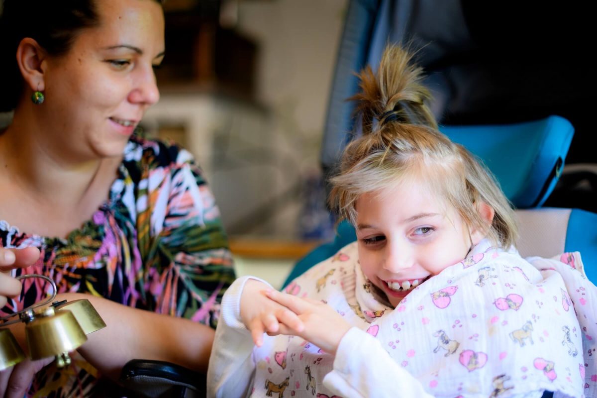 Emelie lachend mit ihrer Mutter.