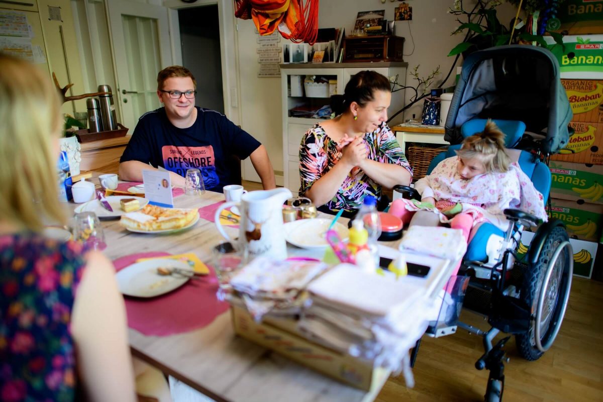 Emilie und ihre Familie am Tisch.