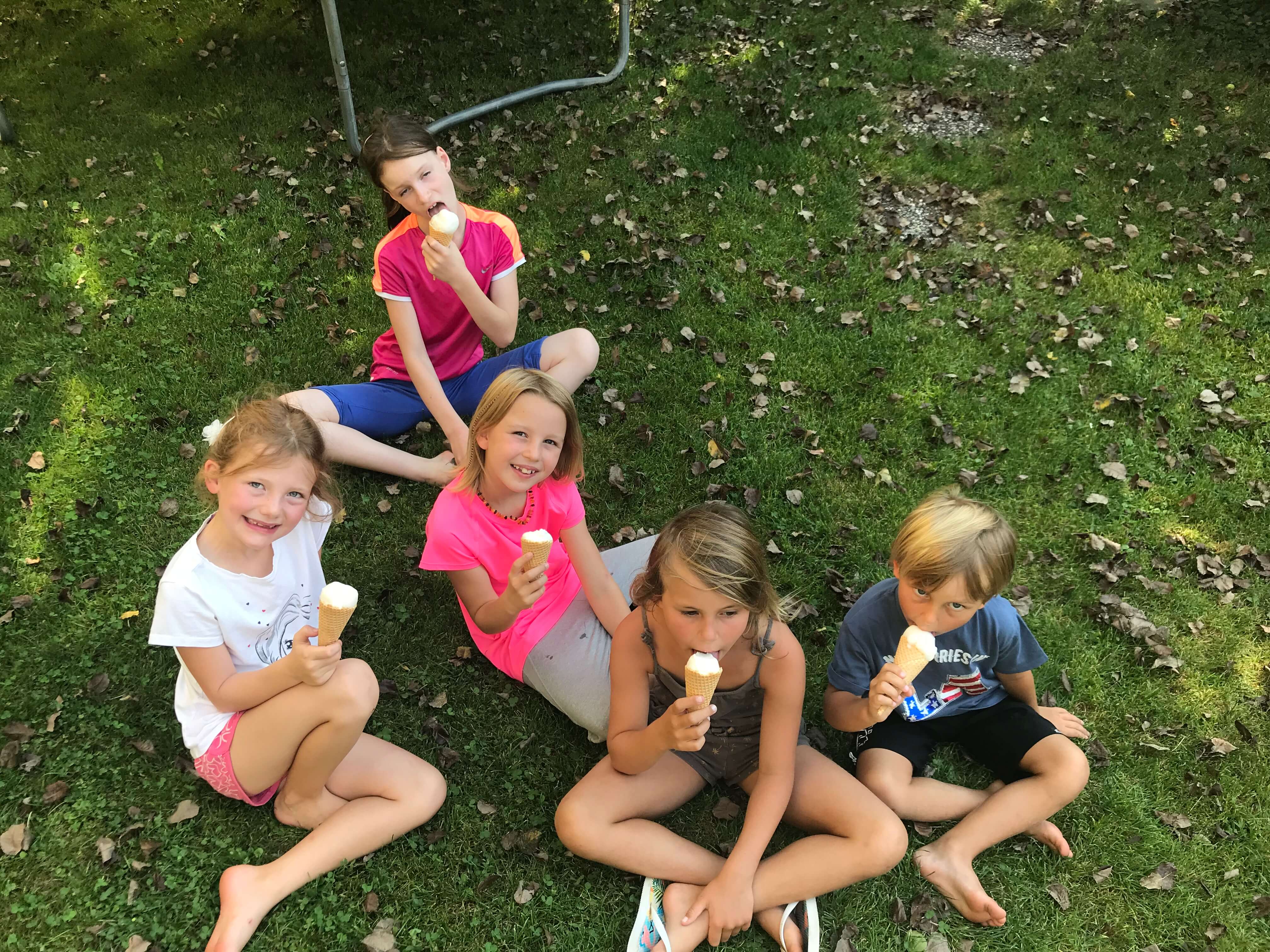 Kinder beim Eis essen.