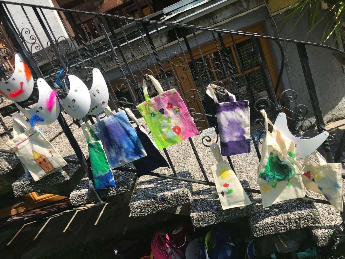 Von Kindern gebastelte Stofftaschen.