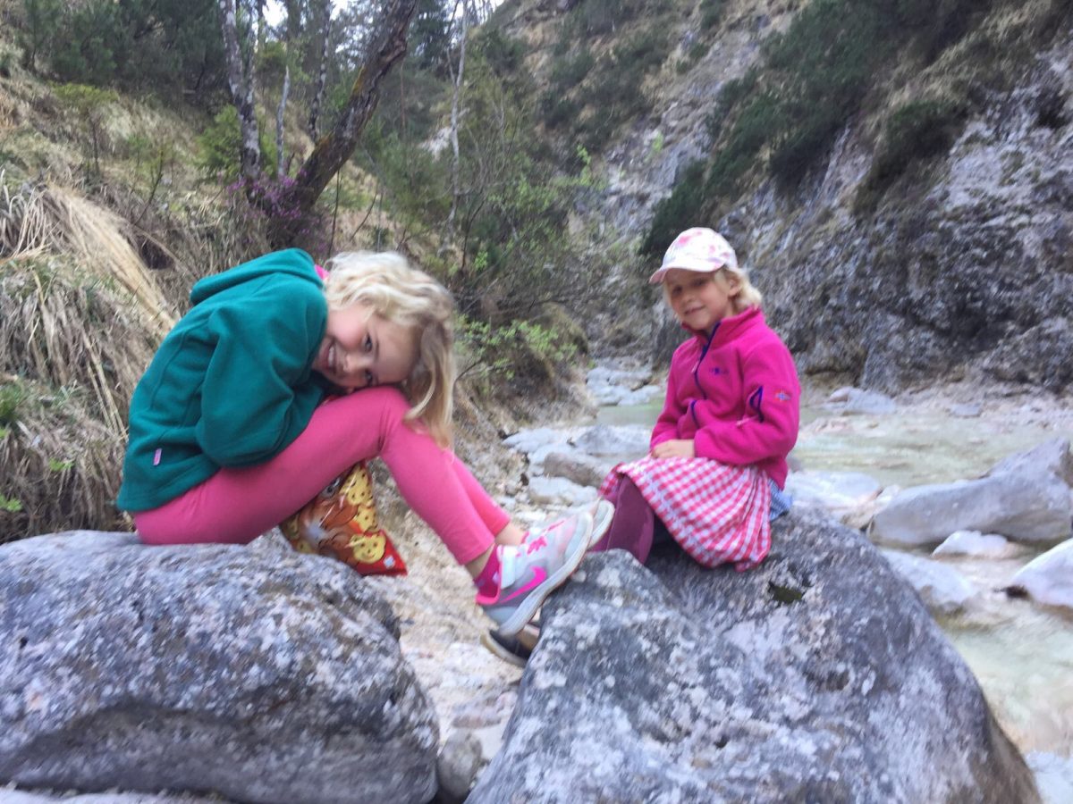 2Mädchen_Fluss_Steine_Bachbett_1