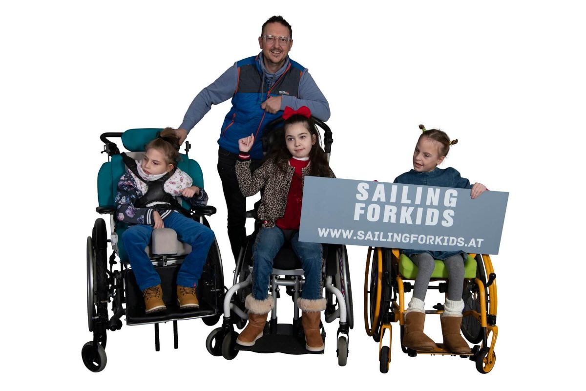 Der Künstler Juergen Norbert Fux und seine drei Prinzessinnen.