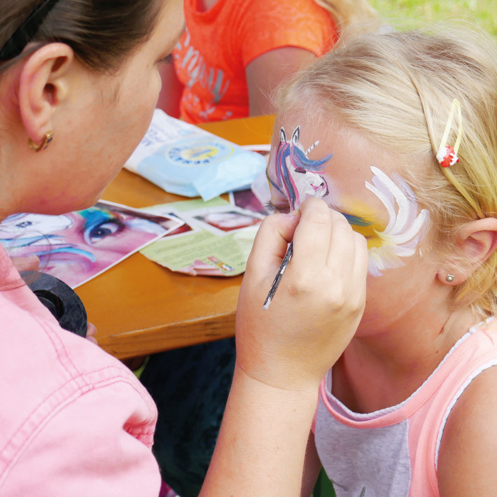 Kinderschminken Mädchen wird zum Einhorn geschminkt