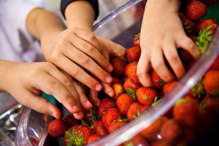 Cleverly_Isst_Erdbeeren